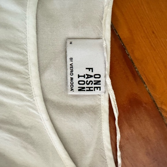 Simple white blouse! - Picture 2 of 2